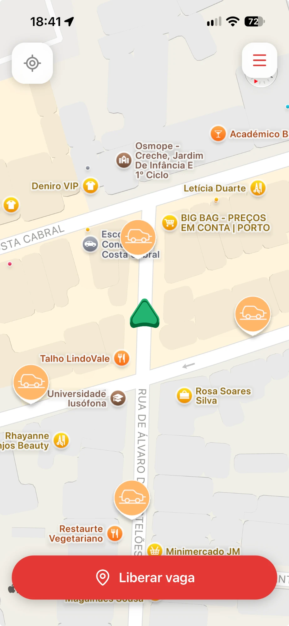 The pArkse map showing free spots near a school in Porto